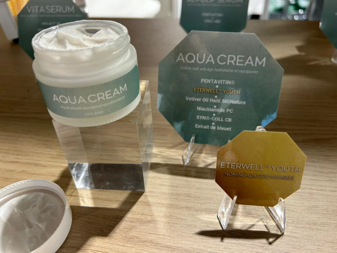 Crème cosmétique Aqua Cream avec ingrédients naturels et trophées ETERWELL Youth sur présentoir