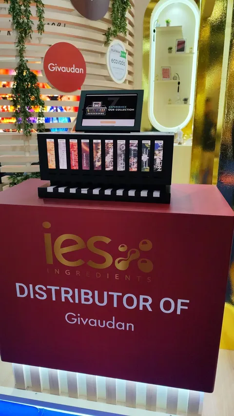 Stand IES Ingredients distributeur Givaudan avec présentoir échantillons parfums cosmétiques salon professionnel