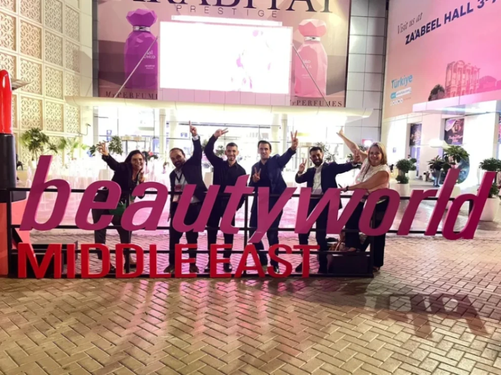 Équipe IES Ingredients au salon Beautyworld Middle East, posant devant le logo de l'événement