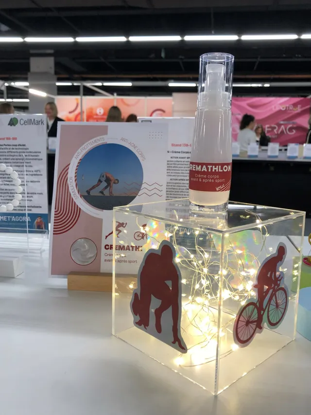 Stand IES Ingredients avec présentoir lumineux cosmétique Cremathlon lors d'un salon professionnel B2B