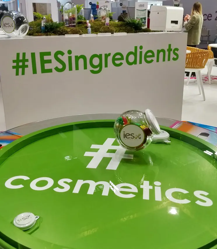 Stand IES Ingredients salon professionnel cosmétique avec hashtag #IESingredients et produits naturels
