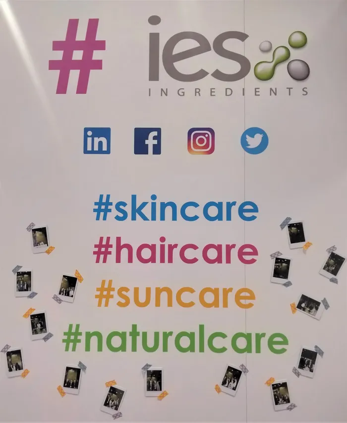 Stand IES Ingredients avec hashtags skincare, haircare, suncare, naturalcare et photos clients