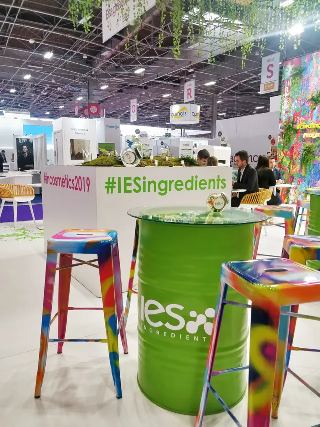Stand IES Ingredients au salon Incosmetics 2019 avec mobilier coloré et hashtag #IESingredients