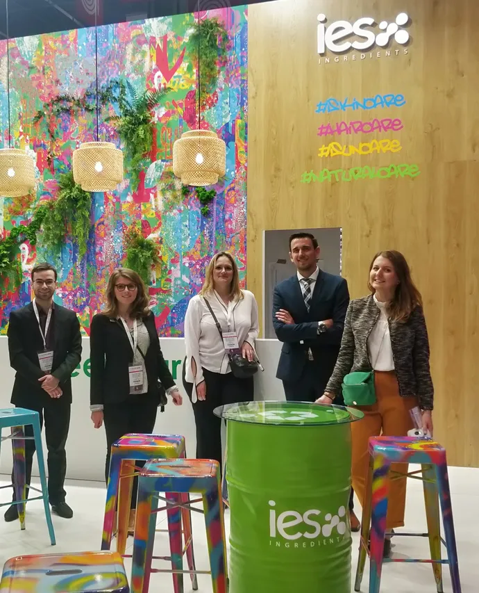 Équipe IES Ingredients sur stand coloré salon professionnel cosmétique parfumerie