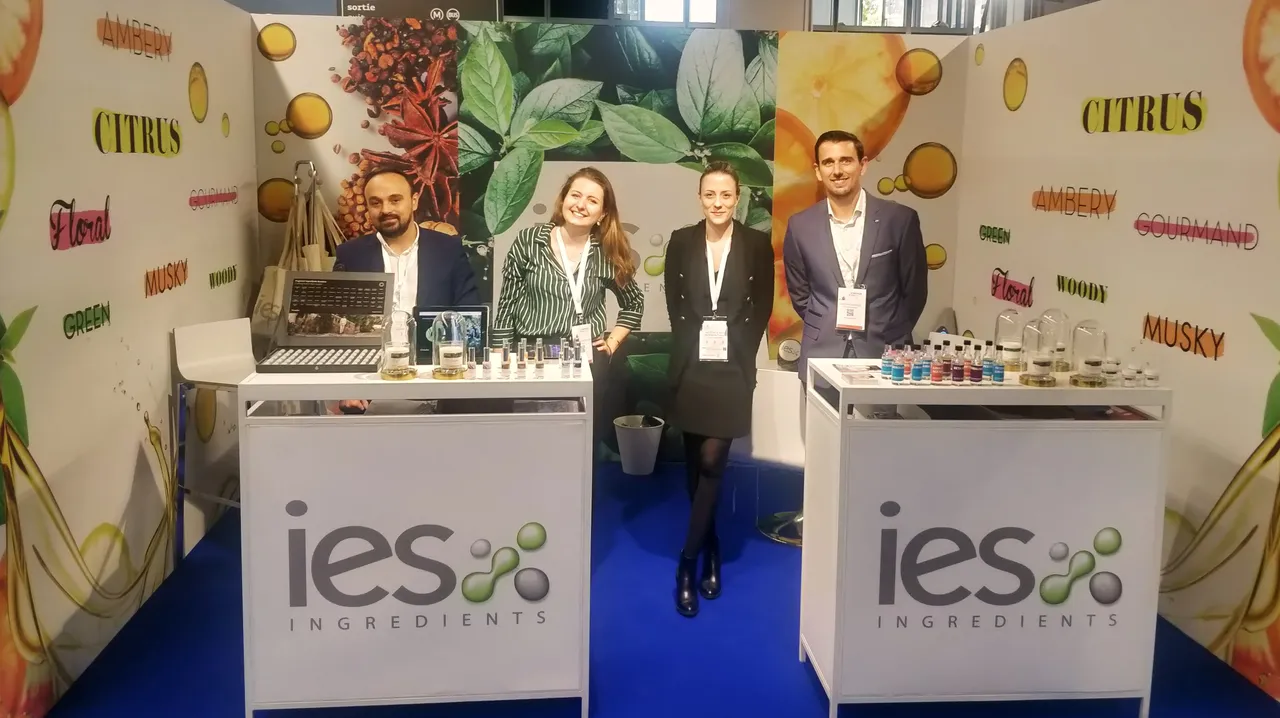 Stand IES Ingredients au salon professionnel avec équipe de 4 personnes présentant ingrédients naturels