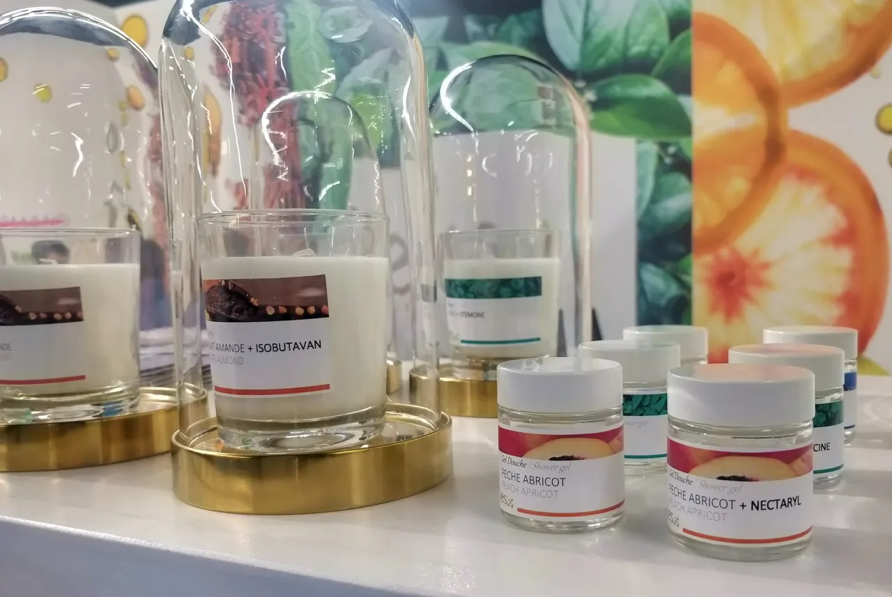 Ingrédients naturels cosmétiques sous cloches de verre : amande, isobutavan, pêche abricot, nectaryl