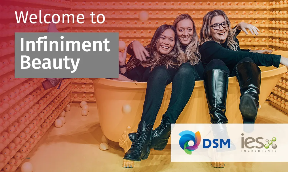 Trois femmes souriantes assises ensemble, logo DSM et IES Ingredients, texte Welcome to Infiniment Beauty