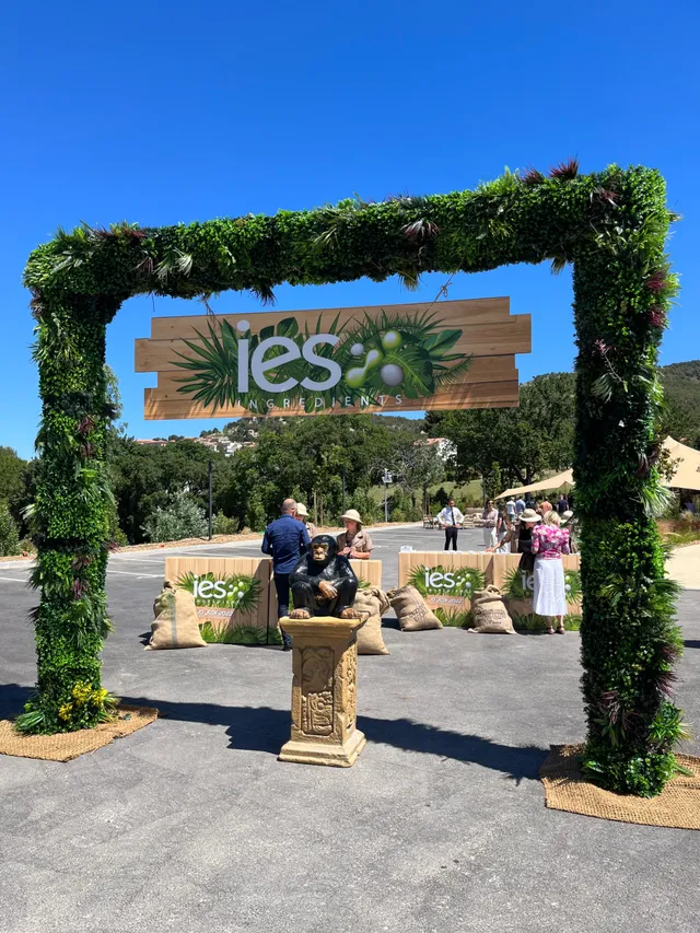 Stand IES Ingredients avec arche végétale lors d'un événement B2B en extérieur