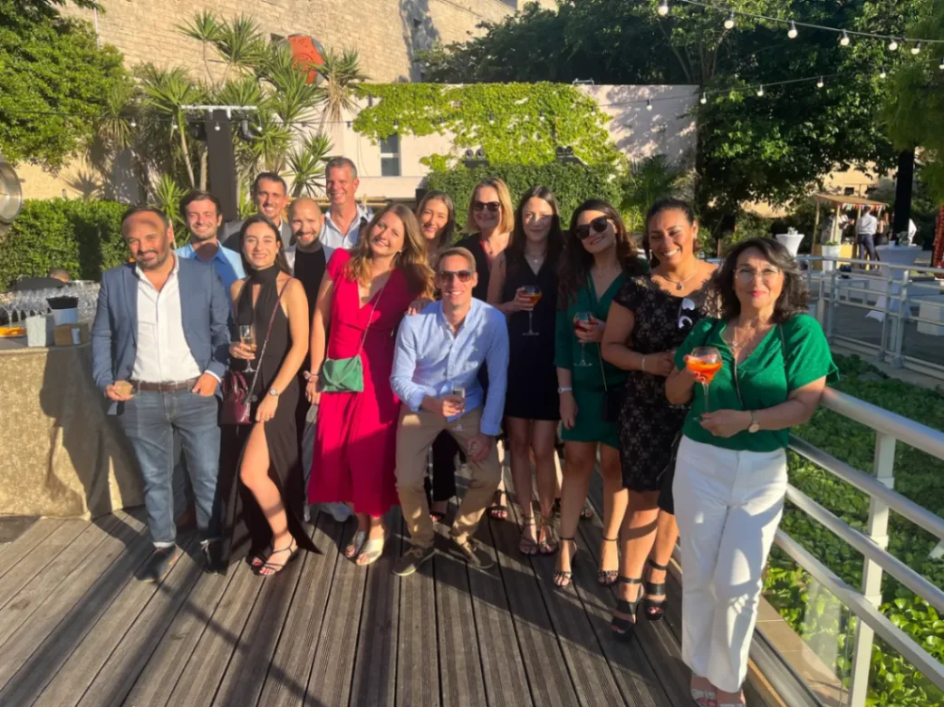 Équipe IES Ingredients lors d'un événement d'entreprise en terrasse, groupe professionnel avec cocktails