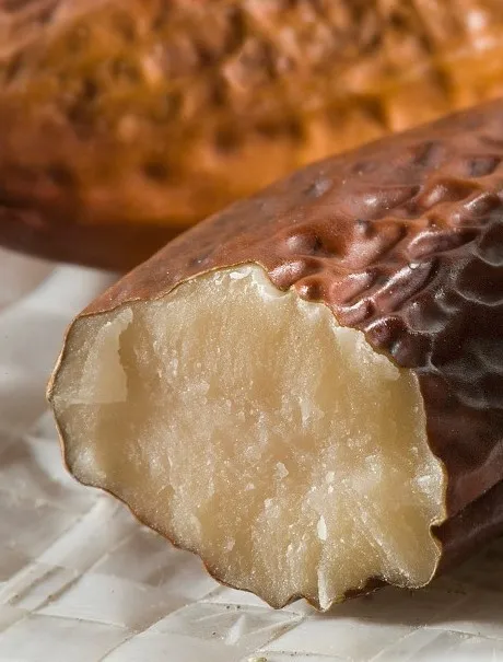 Fruit de snake fruit ou salak coupé montrant la chair translucide et juteuse à l'intérieur